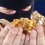 ببینید | لحظه سرقت از طلافروشی توسط زن و مرد جوان در بیرجند!