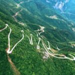 ببینید | رانندگی روی لبه تیغ در ارتفاعات چنگ‌چینگ چین