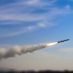 ببینید | شلیک موشک‌های بالستیک و کروز بردِ بلند در رزمایش نیروی دریایی سپاه