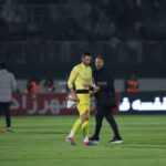 ببینید | مربی پرسپولیس، پیراهن استقلال را یادگاری گرفت!
