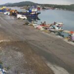 ببینید | لحظه سقوط خودروی ون به داخل دریا