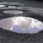 ببینید | لحظه عجیب سقوط زن جوان داخل چاله پر آب!