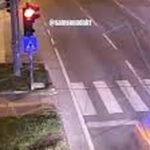 ببینید | لحظه وقوع تصادف عجیب آمبولانس با خودروی سواری؛ آمبولانس چپ کرد!