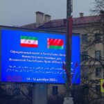 ببینید | نمایش پرچم‌های ایران و بلاروس در میدان پیروزی این کشور به احترام حضور عراقچی