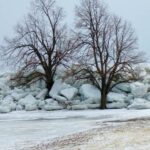 ببینید | یک پدیده طبیعی نادر در بوریاتیای روسیه؛ سونامی یخی در رودخانه تورکا