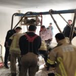 ببینید | گرفتار شدن دو کارگر در چاه ۲۵ متری در بلوار آفریقا تهران