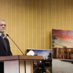 ببینید | پزشکیان نسخه جلیلی را پیچید: پشت تریبون حرف بی‌ربط می‌زند و عده‌ای دست می‌زنند و هیچ‌کدام نمی‌فهمند