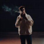 ببینید | اقدام باورنکردنی یک خواننده وسط کنسرت؛ گرفتن سیگار پرتابی با دهان!