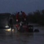 ببینید | تصاویر نفس‌گیر از گرفتار شدن راننده کامیون در سیلاب کرمان