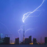 ببینید | برخورد صاعقه به آسمان خراش برج خلیفه در دبی