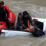 ببینید | لحظات نفس‌گیر نجات سرنشینان خودرو از سیل طبس