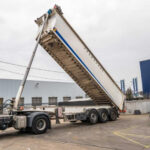 ببینید | تریلی‌های جک‌دار راه‌حل خلاقانه برای اثاث‌کشی در شهرهای شلوغ