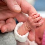 ببینید | رفتار عجیب یک پدر در لحظه تولد فرزندش