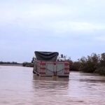 ببینید | لحظات دلهره‌آور نجات راننده گرفتار در سیلاب کهنوج با تلاش امدادگران هلال احمر
