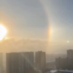 ببینید | رنگین‌کمان جادویی زمستانی در شهری در روسیه در دمای منفی 25 درجه سانتیگراد