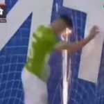 ببینید | لحظه شوکه‌کننده وسط مسابقه؛ پاشیده شدن شعله‌های آتش به چشم فوتسالیست روسی