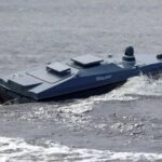 ببینید | قایق تندروی اوکراین نتوانست از سد سربازان گارد قدرتمند روسیه عبور کند