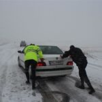 ببینید | رهاسازی خودروهای گرفتار در برف و کولاک محور نقده ـ پیرانشهر