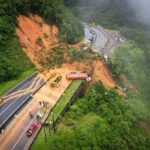 ببینید | حادثه رانش زمین در خوزستان؛ سقوط کامیون در جاده ایذه