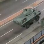 ببینید/ خودروهای زرهی ونزوئلا در خیابان‌های کاراکاس پس از حملات آمریکا