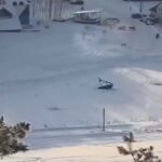 ببینید / سقوط مرگبار هلیکوپتر با گیرکردن به سیم تله‌کابین در روسیه