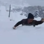 ببینید / بارش شگفت انگیز برف در ترکیه، عبور مردم از برفی که به کمر رسیده