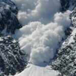 ببینید/ لحظه وحشتناک سقوط بهمن در کشمیر هند