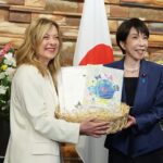 ببینید/ نخست‌وزیر ژاپن همتای ایتالیایی خود را با کیک تولد، غافلگیر کرد