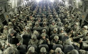 ببینید | تحلیلگر مسائل سیاسی: آماده‌سازی نیروهای آمریکا در مرزهای ایران برای …