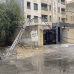 سقوط تیر چراغ برق و تخریب یک منزل در اهواز