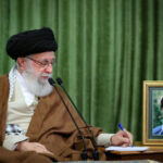 ببینید | نوشته معنادار مفسر سیاسی در یک پیام ویدئویی به رهبر انقلاب