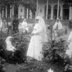 عکس | زن اروپایی با ژست قلیان‌کشی در تهران