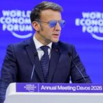 ببینید | شیرین‌کاری جدید مکرون؛ اعلام ممنوعیت کودکان از شبکه‌های آمریکایی با عینک دودی جنجالی!