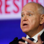 ببینید | طعنه سنگین فرماندار مینه‌سوتا به مقامات دولت ترامپ: منتظر اسناد اپستین هستیم