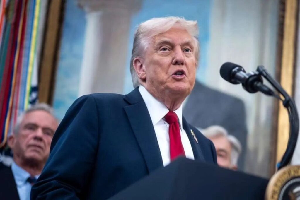 ببینید | ترامپ خطاب به یک خبرنگار: خیلی صدایت بلند است، جواب تو را نمی‌دهم!