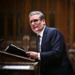 ببینید | تقلید نخست‌وزیر انگلیس از مکرون با عینک دودی!