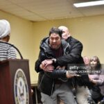 تصاویر | لحظه حمله به نماینده منتقد دولت ترامپ با سرنگ!