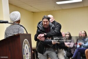 صفحه اصلی تصاویر | لحظه حمله به نماینده منتقد دولت ترامپ با سرنگ!