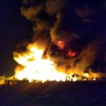 ببینید  | آتش‌سوزی و نشت مواد شیمیایی خطرناک در شهر سیلگون اندونزی