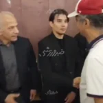 ویدیو | عادل فردوسی‌پور با کلاهی عجیب در مراسم ختم پدر خداداد عزیزی
