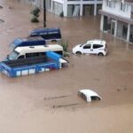 ببینید / سیل در ترکیه خودروها را با خود برد