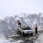 ببینید / حجم برف در گردنۀ چری چهارمحال‌وبختیاری به ۴ متر رسید