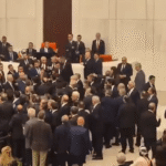 ببینید / دعوا و زد و خورد نمایندگان پارلمان ترکیه