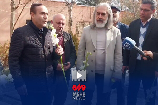 خوانندگی محمد گلریز بر سر مزار هنرمندان در بهشت زهرای تهران