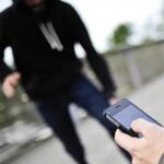ببینید | لحظه دستگیری موبایل قاپ هندی!