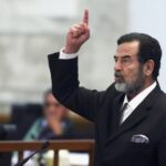 عکس | صدام حسین در حال شوخی با همسرش؛ نشانه گرفتن سلاح به سمت سر!