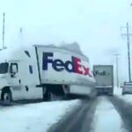 ببینید | برخورد قطار با کامیون گرفتار در کولاک کارولینای شمالی