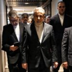 ببینید | اولین تصاویر از خروج عراقچی از هتل به سمت فرودگاه برای ترک عمان