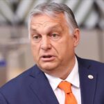 ببینید | نخست وزیر مجارستان، در حال وزنه زدن با کت و شلوار رسمی!