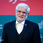 ببینید | واکنش عارف به غیبت وزیر ارشاد در جشنوارۀ فجر: شاید او با لباس مبدل آمده باشد!